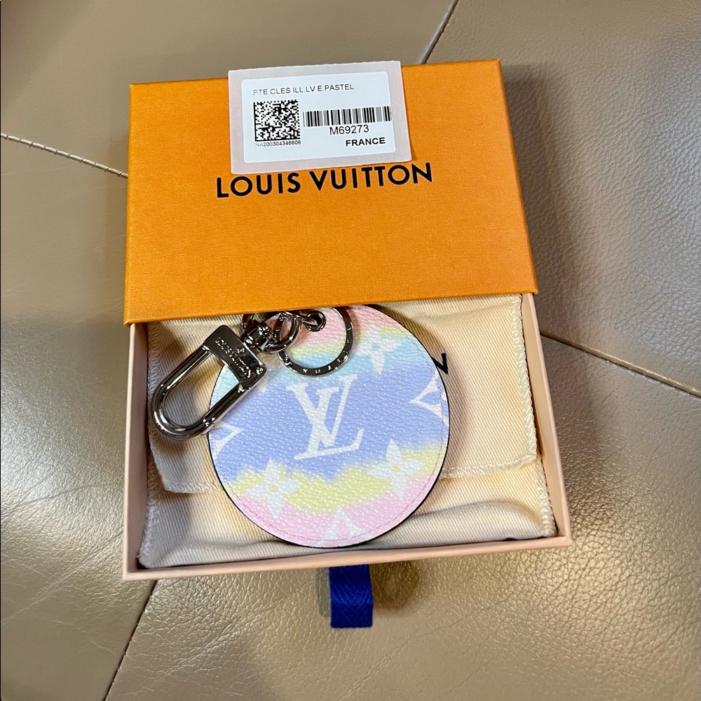 Louis Vuitton Monogram Escale Bag Charm Key Holder - Picture 3 of 7